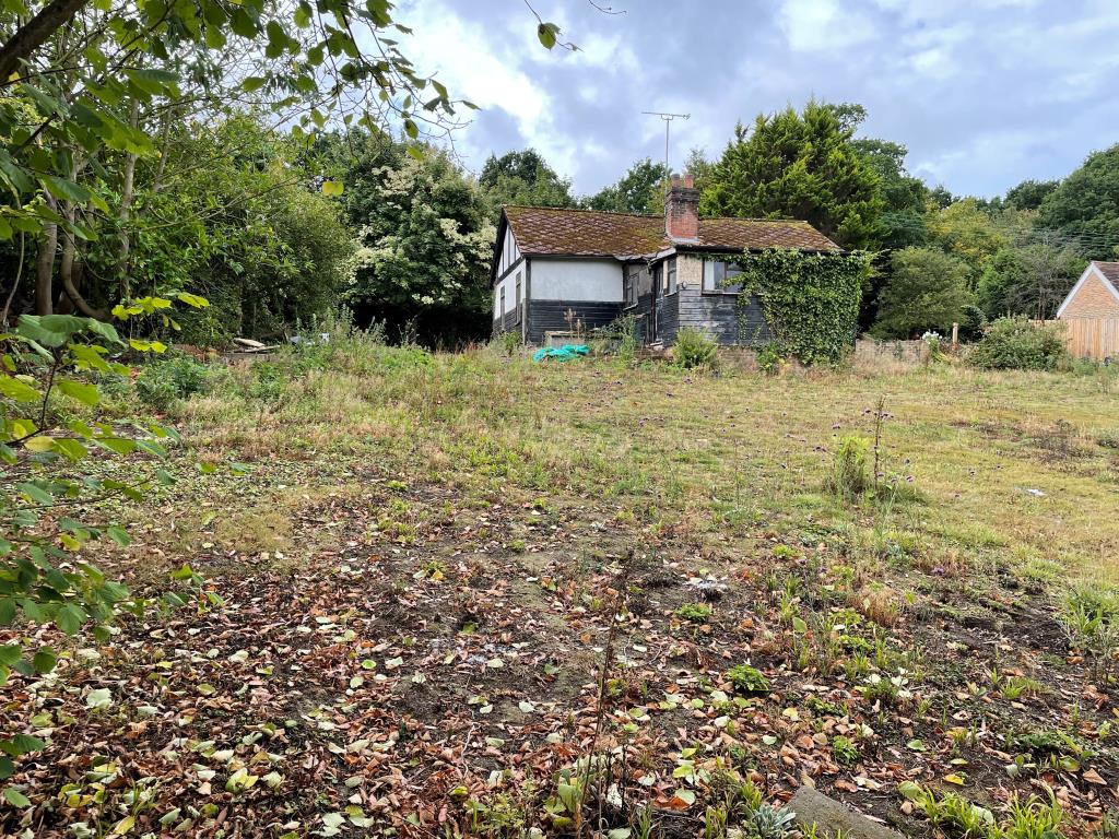 Lot: 85 - BUNGALOW WITH PLANNING PERMISSION FOR TWO DETACHED HOUSES - 